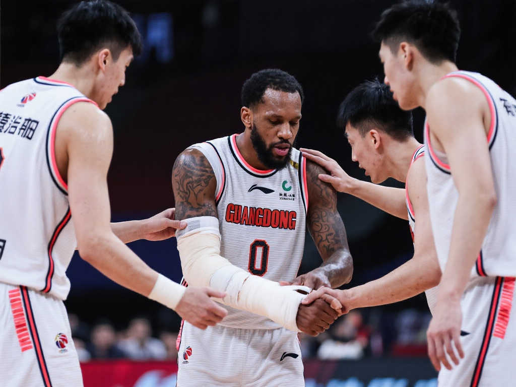 吉倫沃特得分超過40分徐傑關鍵投籃周鵬貢獻19分廣東德比戰勝深圳.